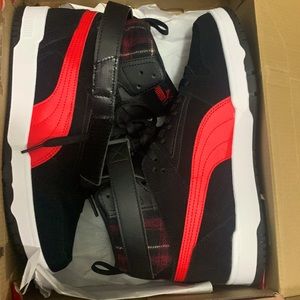 It's a new puma shoes with great quality